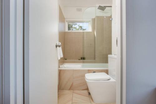 Central and Secluded - Potts Point Paradise with Pool - image 9