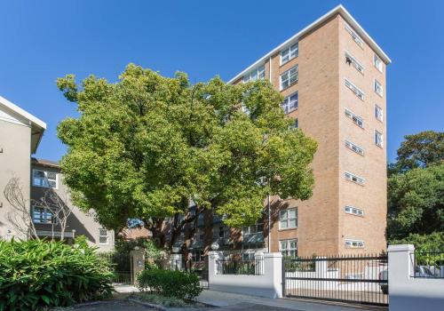 Central and Secluded - Potts Point Paradise with Pool - image 12