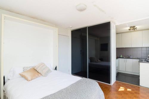 Leafy Paddington Studio with Harbour Views - image 9