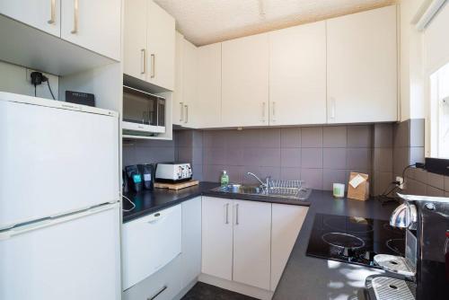 Leafy Paddington Studio with Harbour Views - image 9