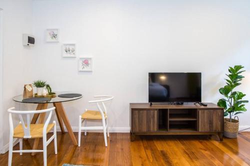 Esperanza Gardens - A Stylish Victorian Studio - image 10
