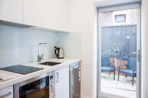 Esperanza Gardens - A Stylish Victorian Studio - main image