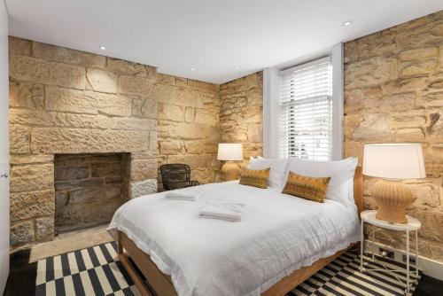 Elegant Paddington Sandstone Cottage with Parking - image 14