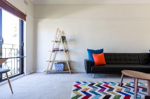 Harbourfront Art Deco Hall - Sought-after in Sydney - image 4