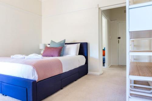Harbourfront Art Deco Hall - Sought-after in Sydney - image 4