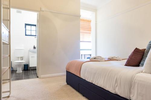 Harbourfront Art Deco Hall - Sought-after in Sydney - image 8