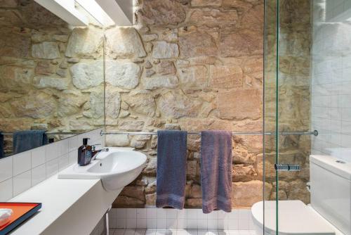 Elegant Paddington Sandstone Cottage with Parking - image 8