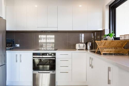 Bondi Beachfront Lifestyle - Ocean Views and Parking - image 3