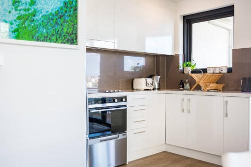 Bondi Beachfront Lifestyle - Ocean Views and Parking - image 2