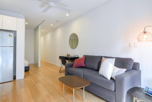 Lush Modern Sanctuary in the Heart of Surry Hills - image 9