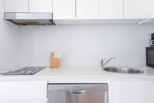 Lush Modern Sanctuary in the Heart of Surry Hills - image 11