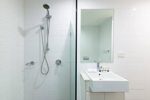 Lush Modern Sanctuary in the Heart of Surry Hills - image 5