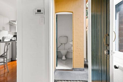 'Two of a Kind' Heritage Stay with Harbour Views - image 14