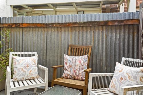 'Two of a Kind' Heritage Stay with Harbour Views - image 11
