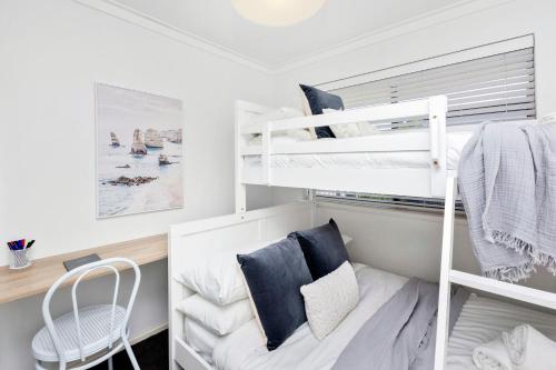 Coastal convenience! Walk to the shops & cafes...