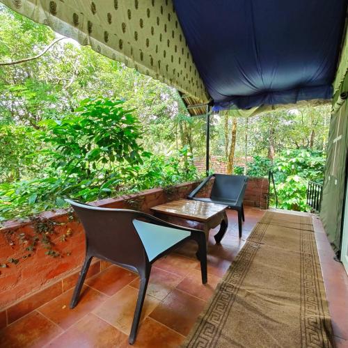 balkon/terras, Grassroots Wayanad, Valley-View Tents in Padinjarathara