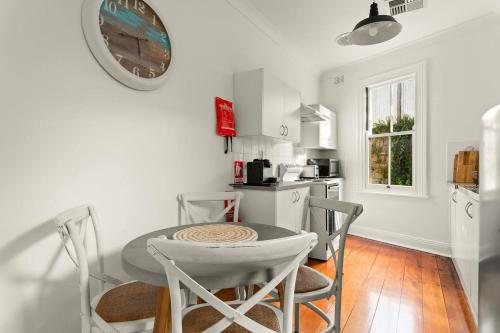 Contemporary Charm with Spectacular Harbour Views - image 10