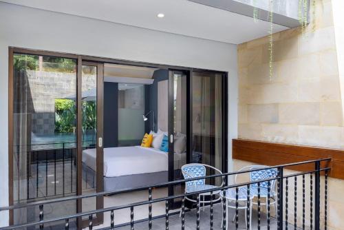 Premier Pool Access Room with Balcony and Free In-house Activities image 7