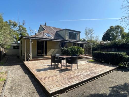 ระเบียง/ชานเรือน, The whole riverside holiday home 4 Bedrooms in ฮามิลตัน