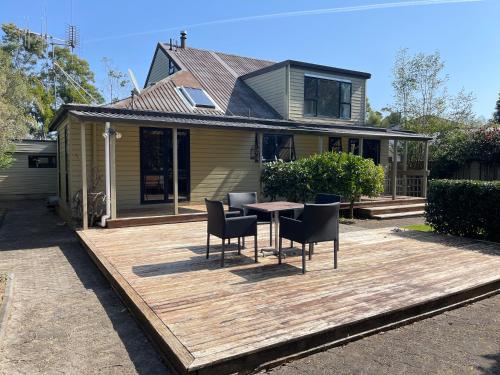 ระเบียง/ชานเรือน, The whole riverside holiday home 4 Bedrooms in ฮามิลตัน