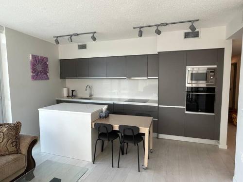 Spacious & stylish 2 bedrooms condo