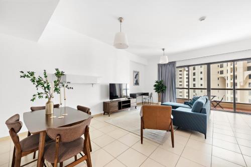 Sleek Studio in JBR with Pool & Dubai Skyline View, Dubai