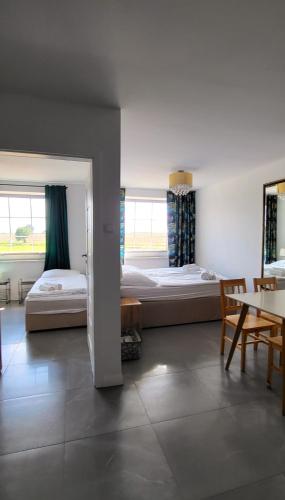 2 bedrooms, 4 beds