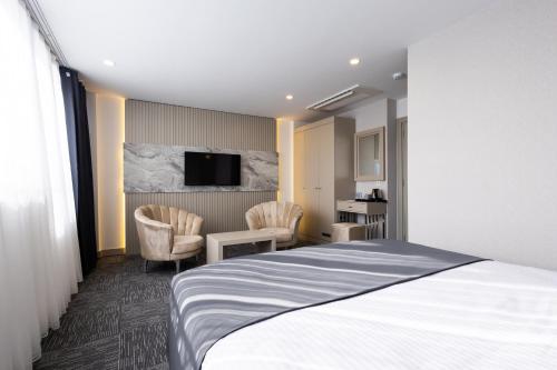 Suite with Sea View image 7
