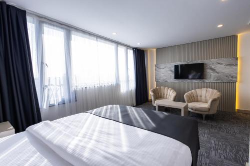 Suite with Sea View image 2