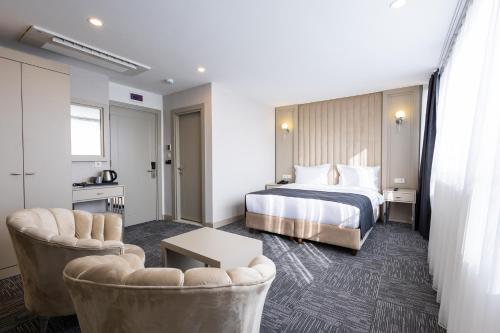 Suite with Sea View image 1
