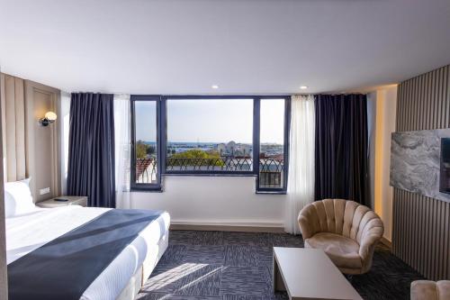 Suite with Sea View image 6