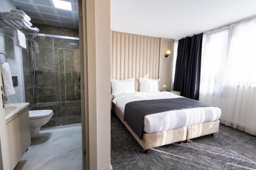 Suite with Sea View image 5