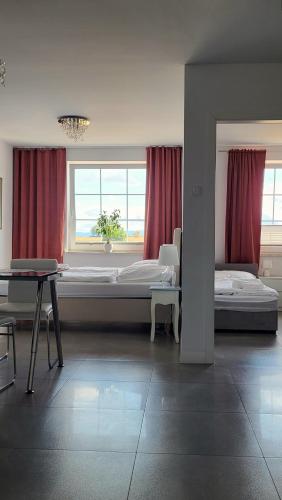 2 bedrooms, 4 beds