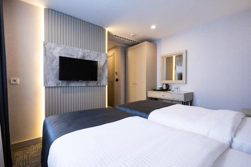 Twin Room image 8