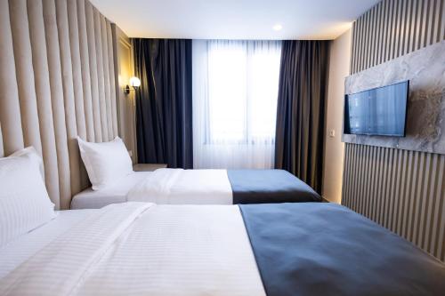 Twin Room image 6