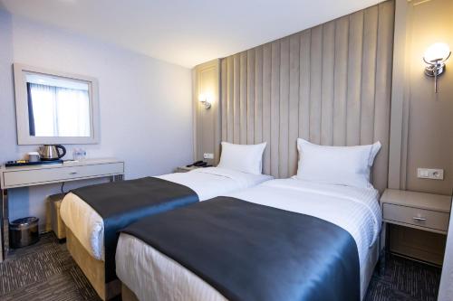 Twin Room image 5