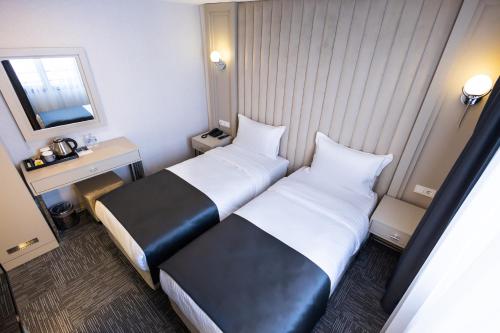 Twin Room image 2