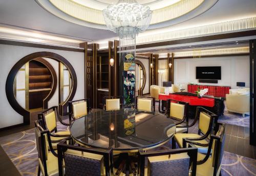 เดอะ คาร์ล ลาเกอร์เฟลด์ (THE KARL LAGERFELD) in โคไท