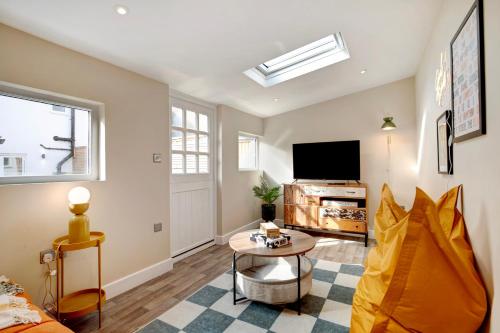 Beautifully refurbished cottage in lower Wivenhoe.
