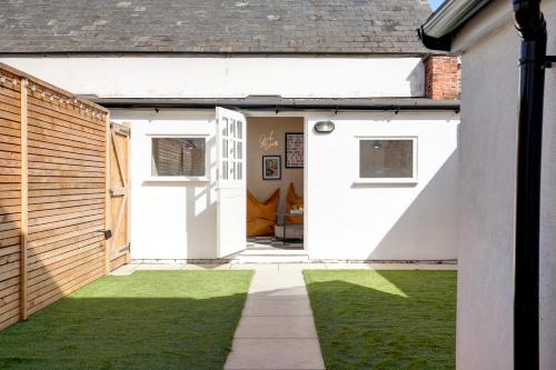 Beautifully refurbished cottage in lower Wivenhoe.