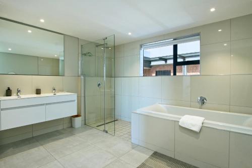 The Docklands Two Bedroom Penthouse Apartment - image 5