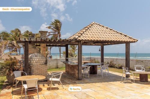 Casa frente mar no Porto das Dunas por Tactu