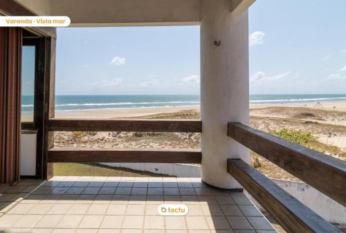 Casa frente mar no Porto das Dunas por Tactu