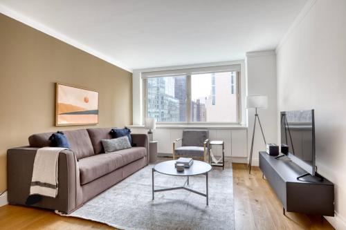 Upper E Side 2BR w Gym WD nr the MET NYC-298 in New York, USA