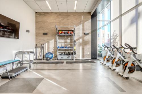 Congress Park 1BR w Gym Pool nr shops dining DEN-193