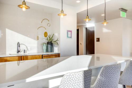 Congress Park 1BR w Gym Pool nr shops dining DEN-193