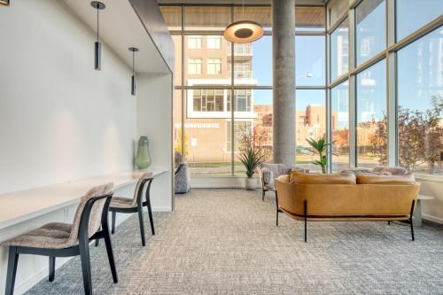 Congress Park 1BR w Gym Pool nr shops dining DEN-193