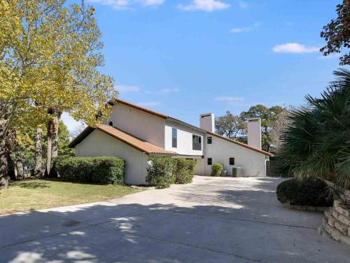 Luxury Spanish Style Home Walking Steps to HSB Resort in Horseshoe Bay (TX)