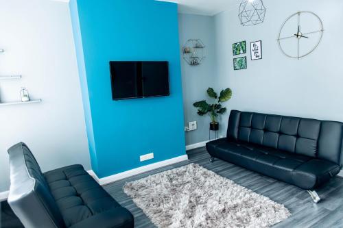 Emerald Gem of Leeds with Great Location including Parking - Tap to explore photos