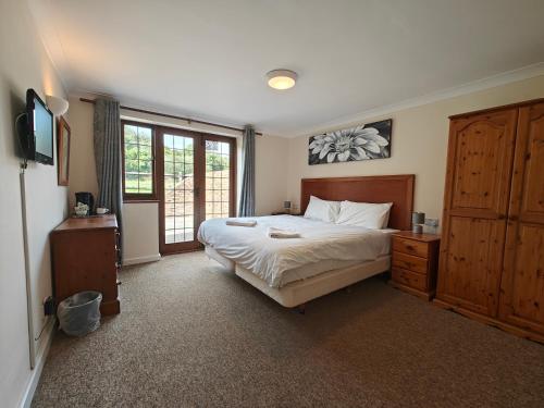 Little Foxes Hotel & Gatwick Airport Parking - image 10